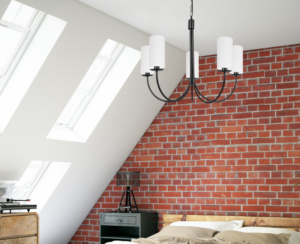 czarny żyrandol z białymi abażurami